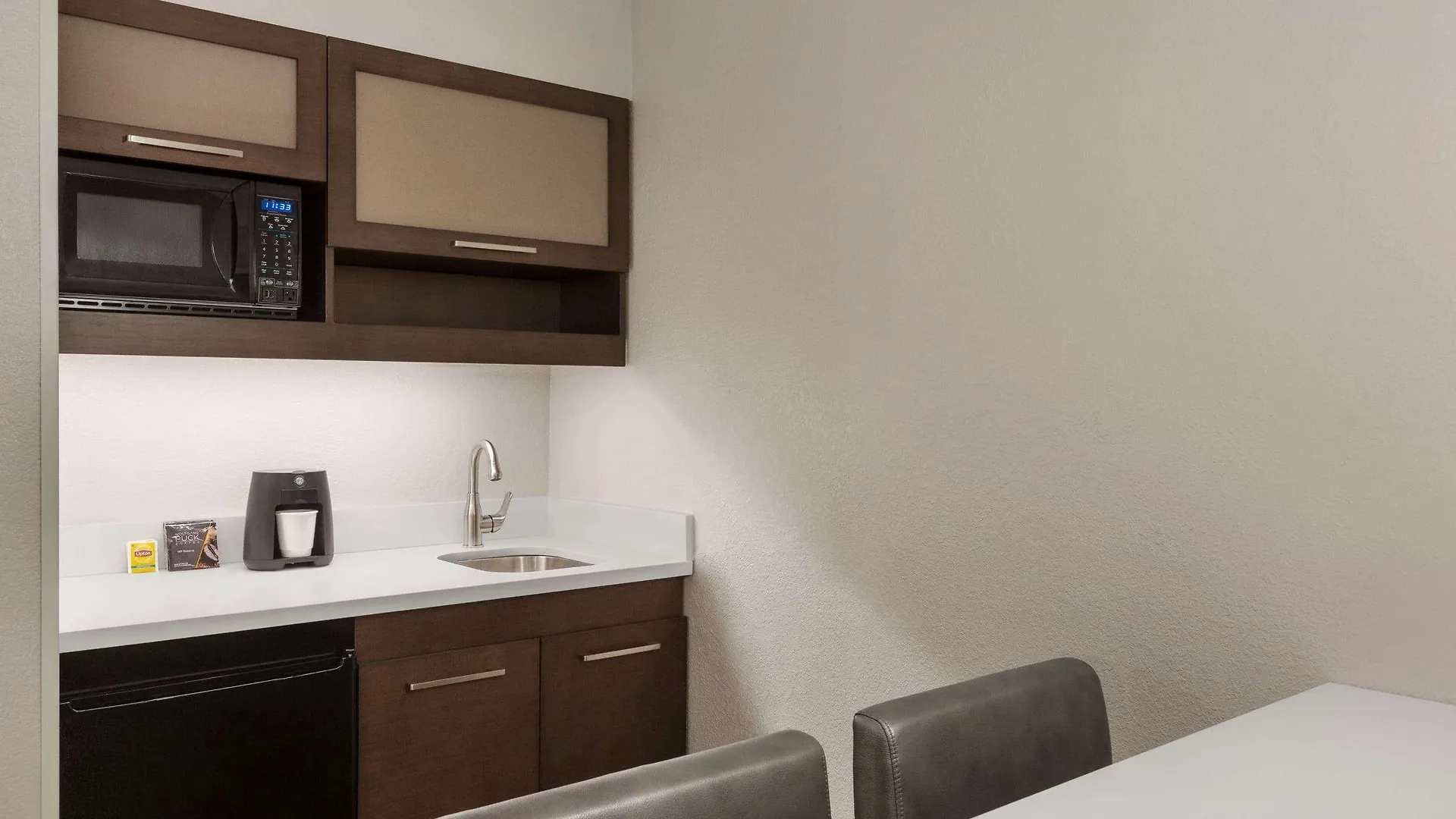 Hotel Ramada By Wyndham Suites Orlando Airport- Free Airport Shuttle