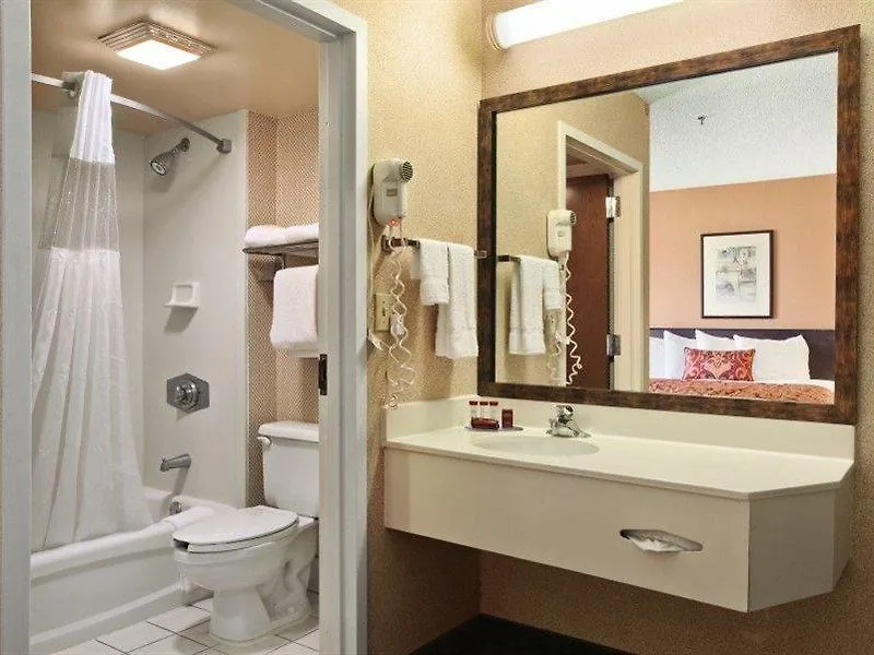 Ramada By Wyndham Suites Orlando Airport- Free Airport Shuttle 3*,