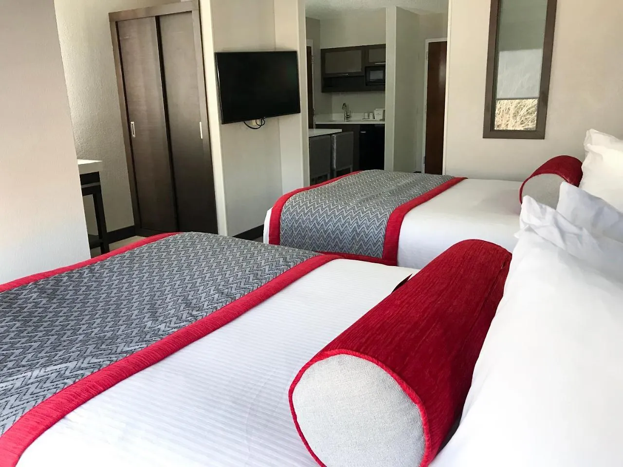 Hotel Ramada By Wyndham Suites Orlando Airport- Free Airport Shuttle